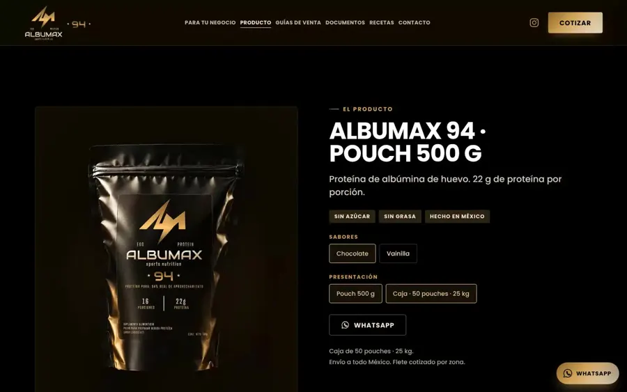 Página de producto de ALBUMAX 94: el empaque negro y dorado junto a sabores y botón de WhatsApp